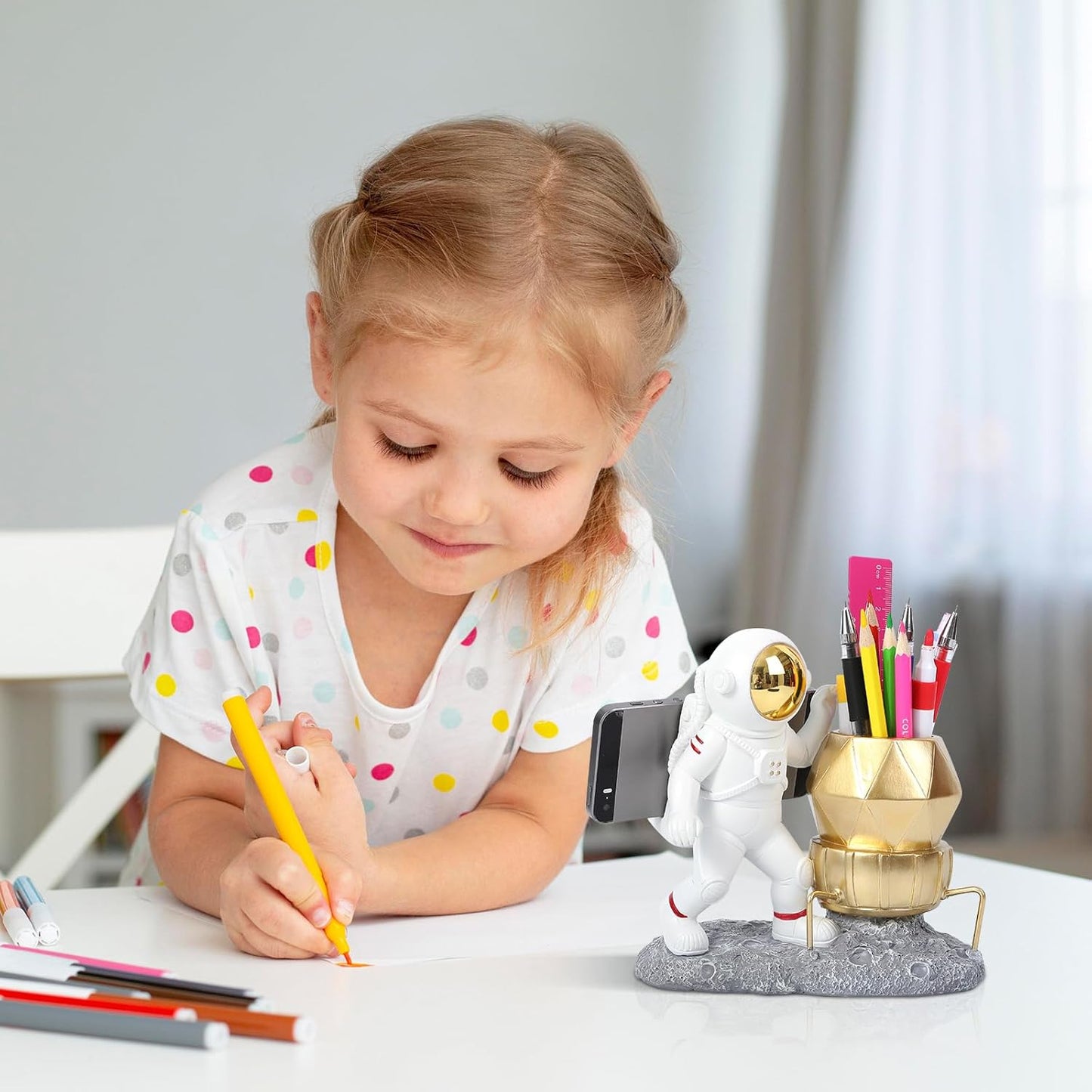 Astronaut Pen Pencil Holder with Phone Stand Resin Spaceman Pencil Holder Desk Pen Holder Organizer Decorative Accessories Suitable Office Classroom Home Creative Gifts for Adults and Kids