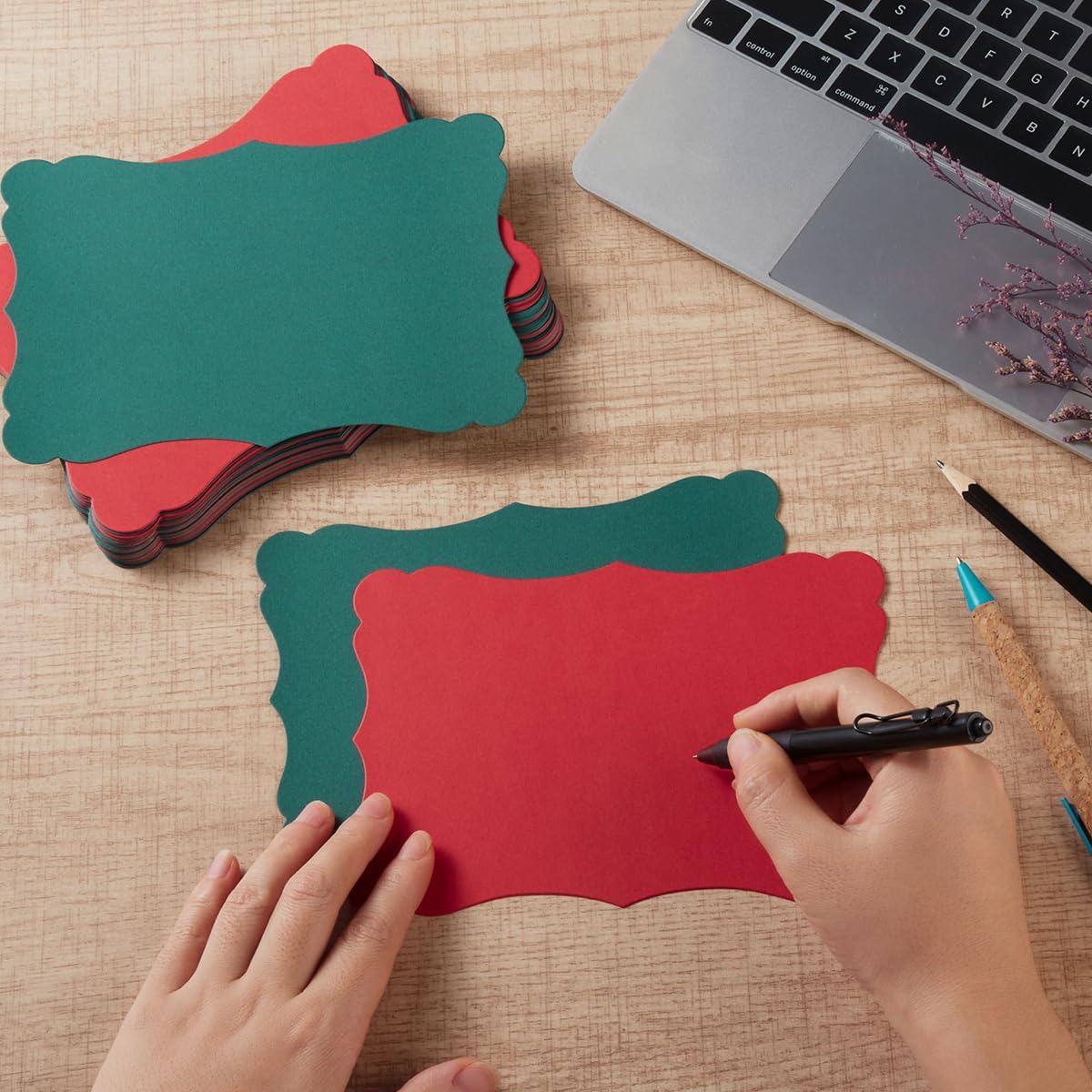 50 Pack Christmas Blank Kraft Cards Cardstock Thick Paper Brown Greeting Cards for DIY Gift Card Menus, Baby Shower and Wedding Invitations (Christmas Red/Green, 5x7IN)